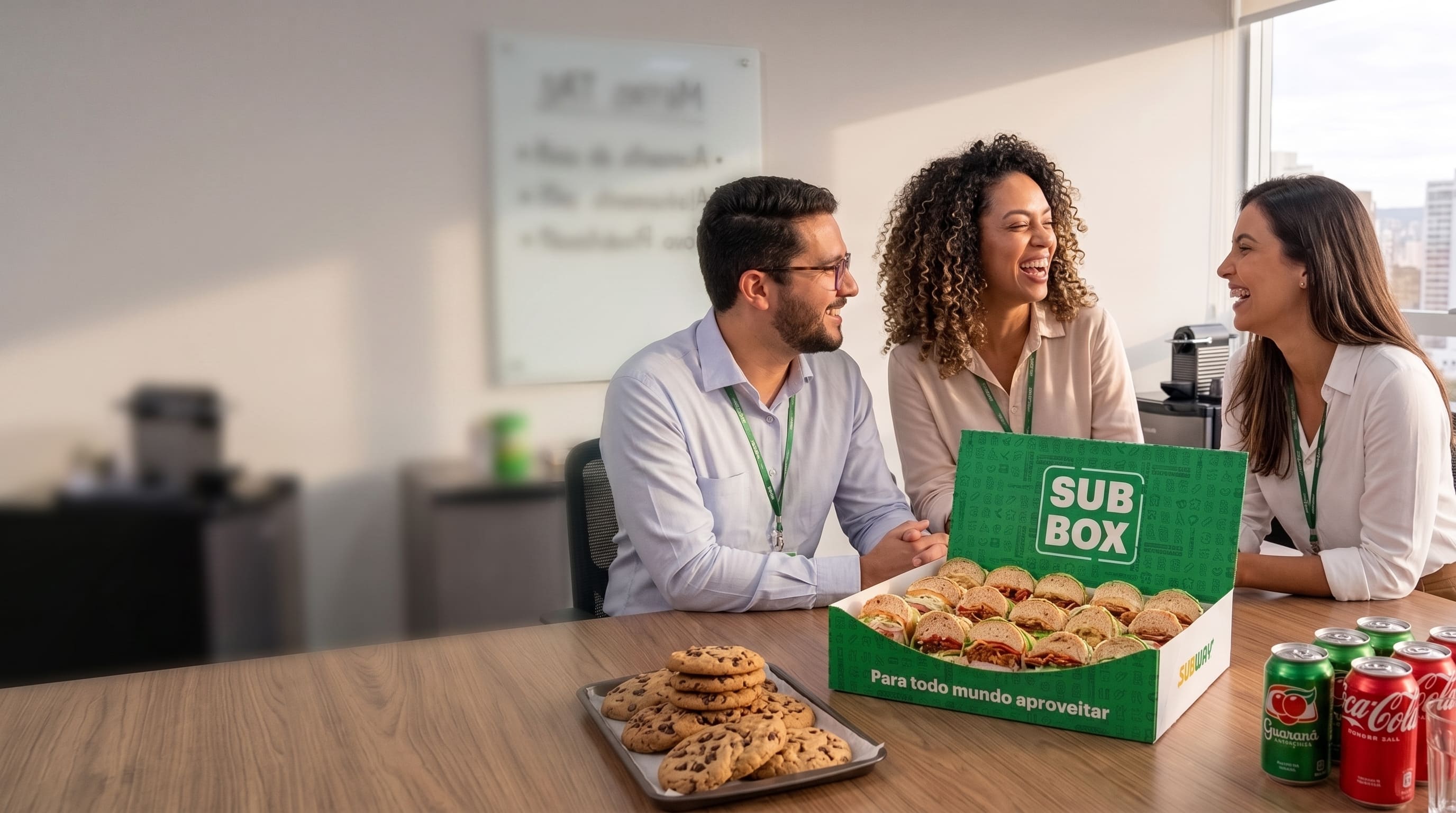 Equipe reunida e sorrindo em volta de SUB BOX Subway em um evento